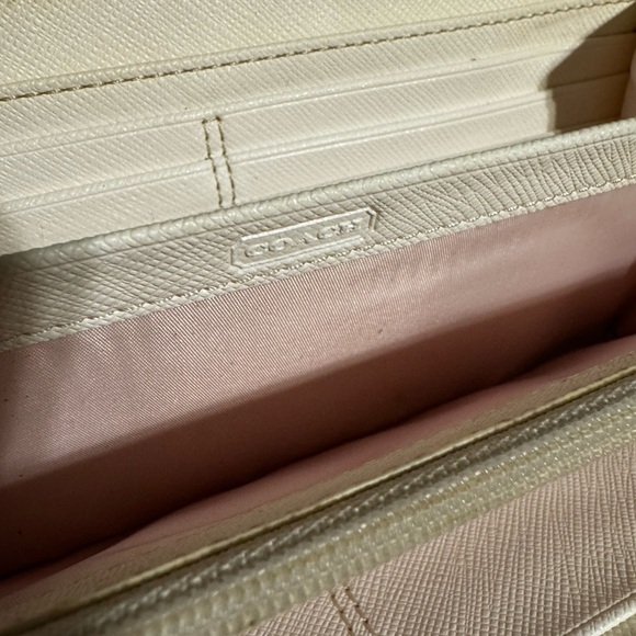 Floral Pink and Cream Wristlet Set - Picture 8 of 11